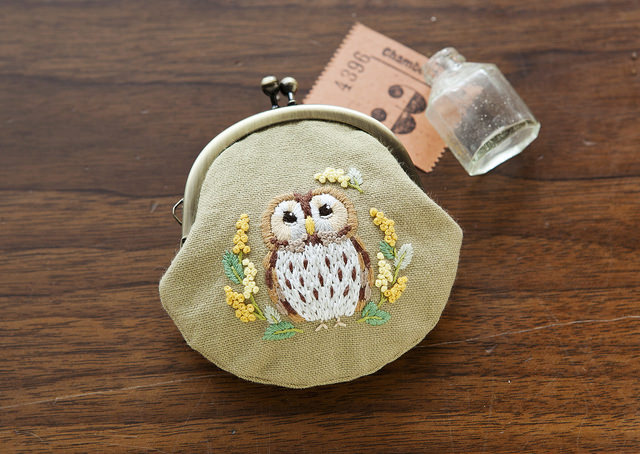 Chicchi 動物刺繍キット ふくろうさんとミモザ がま口